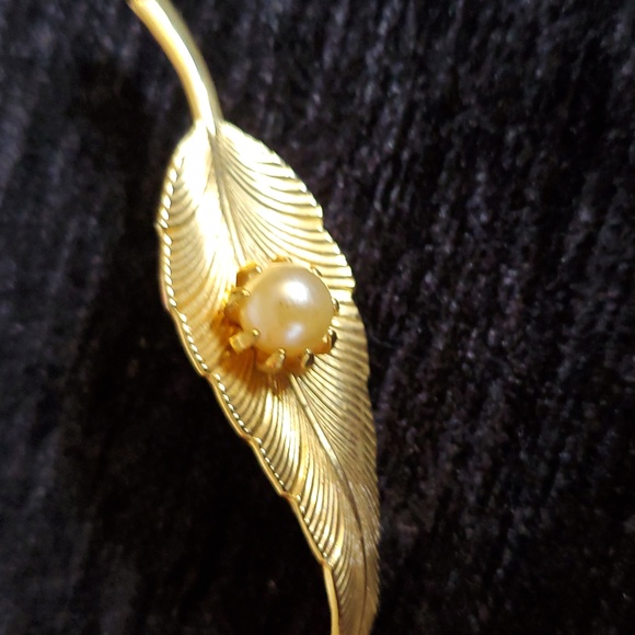 Unsigned Jewelry - Vintage Gold Tone Leaf / Feather Shaped Brooch with Prong Set Pearl